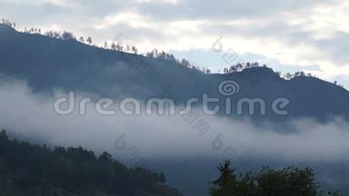 早晨潮湿的群山中弥漫着浓雾，加<strong>快了</strong>拍摄速度